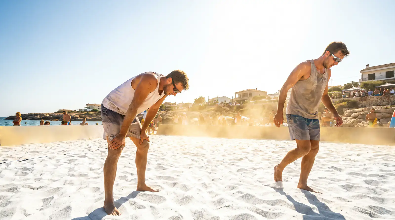 Beachvolleyball-Duo kämpft unter extremer Hitze bei einem Turnier in Südeuropa – Hitzeausdauer als Wettfaktor
