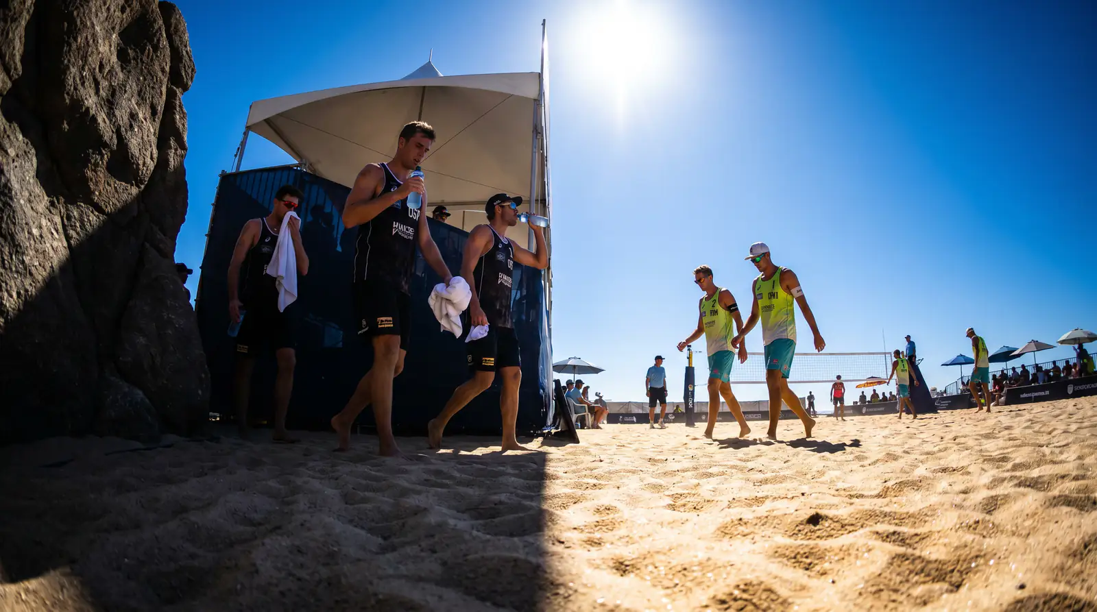 Beachvolleyball-Spieler während eines Seitenwechsels bei starker Sonneneinstrahlung – Schattenwechsel als taktische Pause